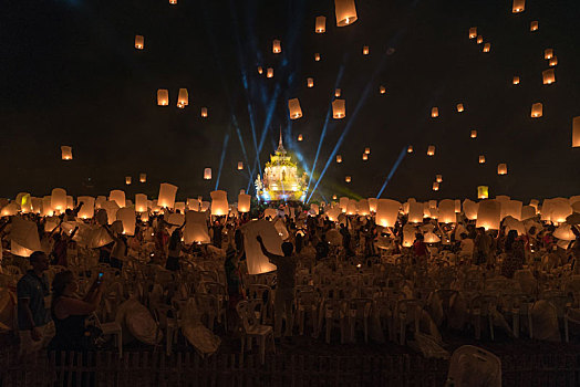 泰国清迈水灯节节日庆典与人群和天空中放飞的孔明灯
