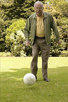 老人,踢,足球