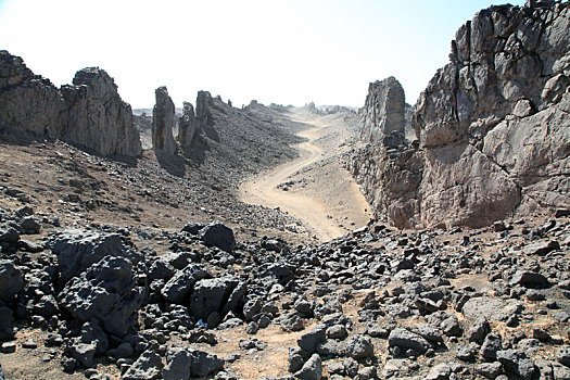 新疆哈密,戈壁深处的火山地貌