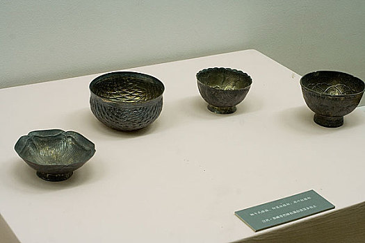 内蒙古博物馆陈列辽代柳斗式银钵,仰莲纹,荷叶纹银杯