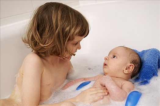 小女孩,兄弟,坐,浴缸,4岁,2个月大