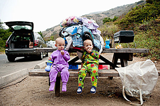 幼儿,双胞胎,吃,香蕉,野餐凳