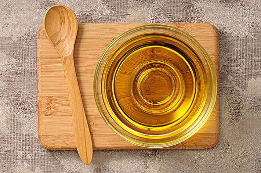 橄榄油,玻璃盘,案板,木勺