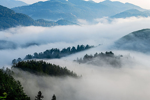 重庆酉阳,骄阳白雾照山村