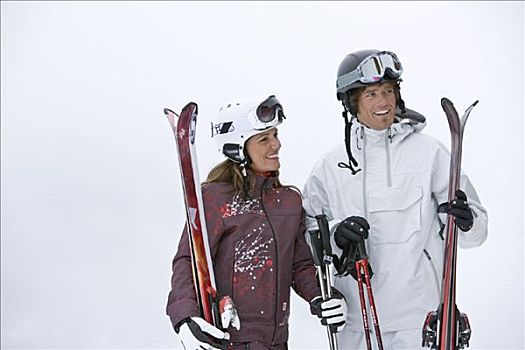 伴侣,拿着,滑雪装备