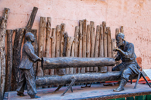 新疆喀什老城街头的民俗雕塑
