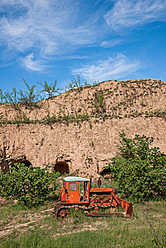 陕西靖边波浪谷景区闫家寨西汉时期的古长城脚下的废弃的拖拉机
