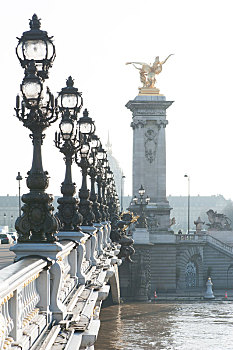 法国巴黎塞纳河涨水亚历山大三世桥