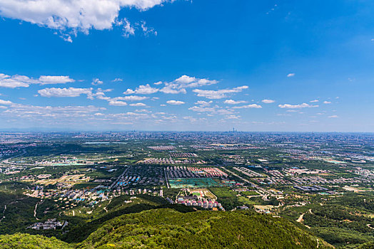 在北京西山国家森林公园俯瞰北京城市建筑