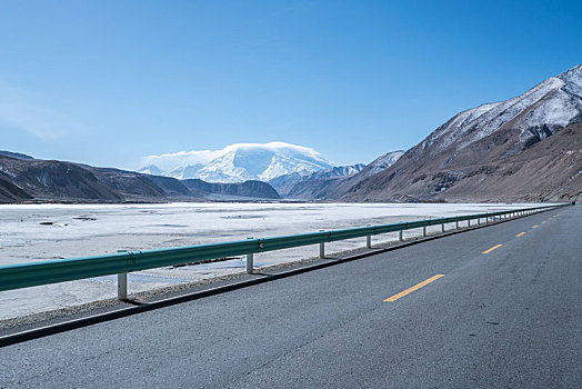 新疆慕士塔格峰道路