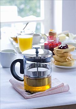 茶壶,吐司,橙汁,早餐桌