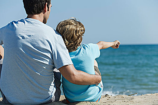 父子,坐,一起,海滩,男孩,指点,海洋