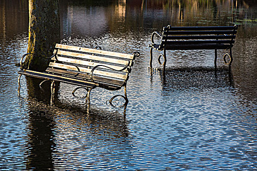 公园长椅,站立,一半,淹没,洪水