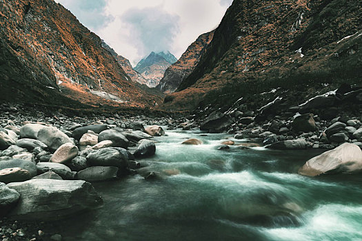 山间流水