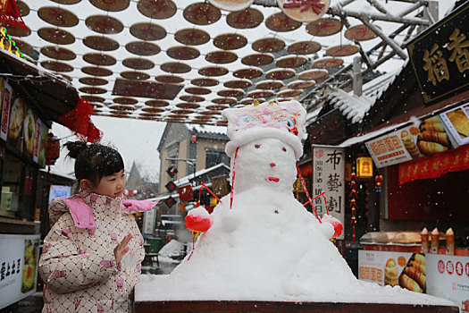 旅游小镇喜迎瑞雪,游客堆雪人寻找童年回忆