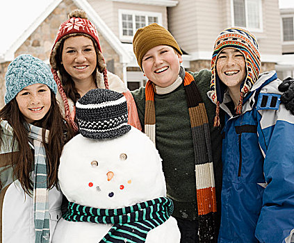 冬天,雪,四个孩子,两个男孩,两个女孩,雪人,戴着,围巾,帽子