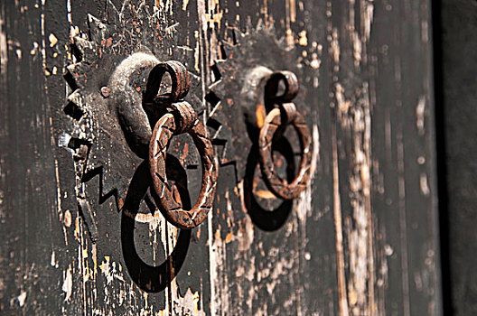 古老的黑色木门和生锈的门环