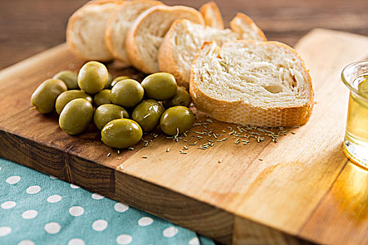 橄榄油,橄榄,面包,案板,木桌子