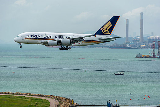 一架新加坡航空的空客a380客机正降落在香港国际机场