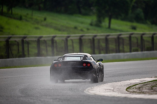 赛车在雨中激烈对抗