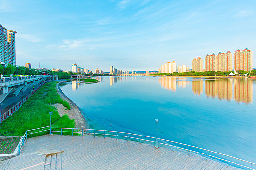 江畔城市吉林清澈的松花江建筑倒影和船