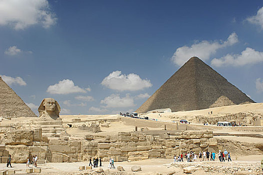 埃及开罗胡夫金字塔和哈夫拉金字塔前的狮面人身像