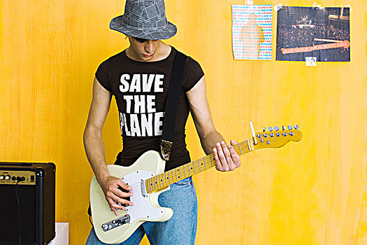 男青年,弹吉他,戴着,t恤
