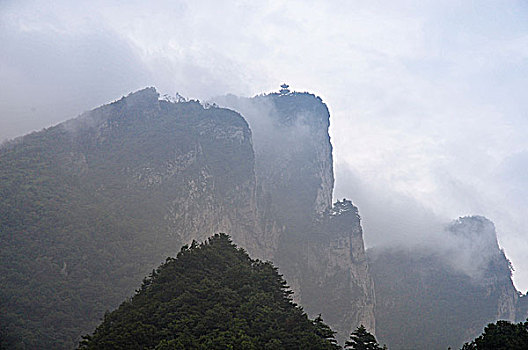 河南南阳西峡县远眺中原最高峰犄角尖