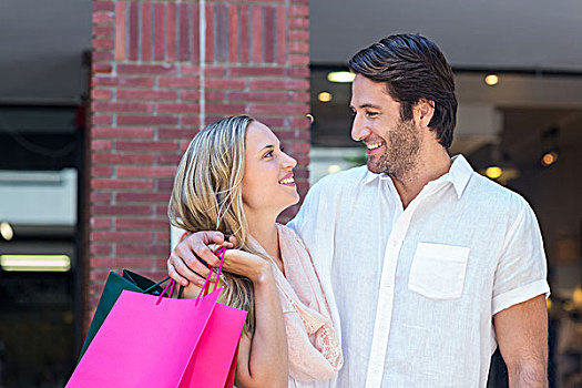 微笑,情侣,购物袋,搂抱,对视,购物中心
