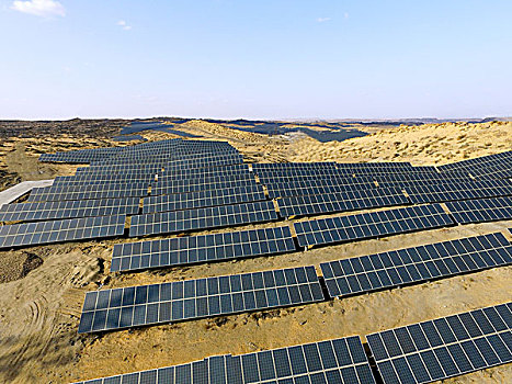 航拍沙漠中的太阳能发电场