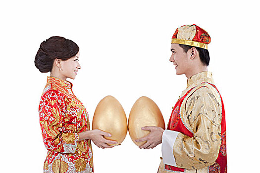 穿唐装的青年伴侣拿着金蛋