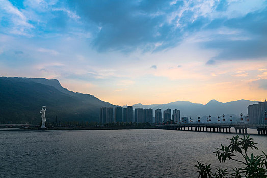 夕阳下的女娲补天像