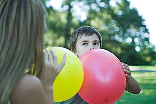 男孩,母亲,吹,向上,气球