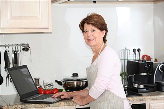 特写,老年,女人,厨房,笔记本电脑
