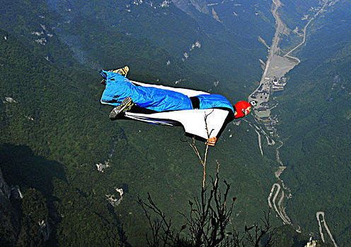张家界一名极限运动的翼装飞行运动员在空中表演飞行