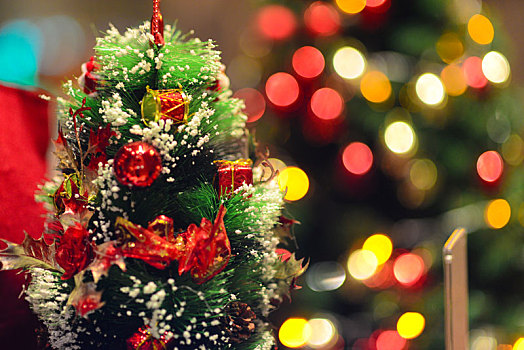 庆祝圣诞营造节氛围的装饰圣诞树