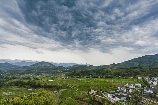 山村暴雨前夕的乌云