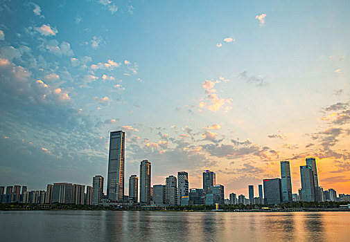 傍晚的深圳市南山区后海片区