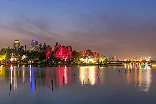 湖边古建筑夜景