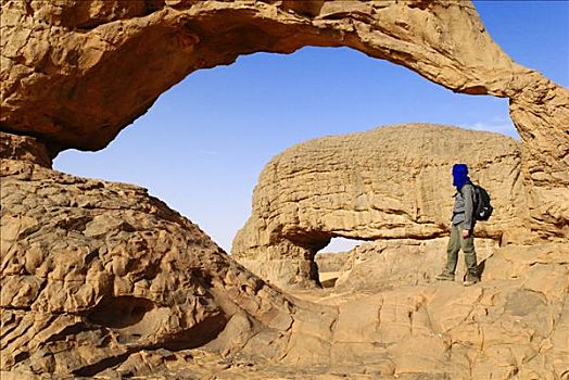 站立,男人,下面,石头,拱形,阿尔及利亚,撒哈拉沙漠,北非,非洲