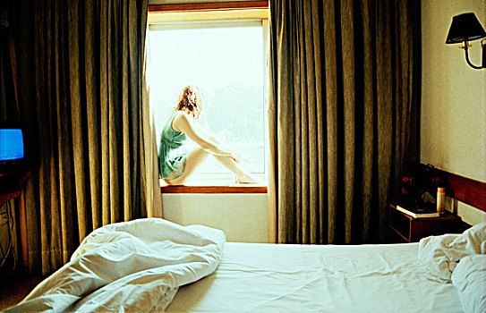 酒店房间女人背影图片