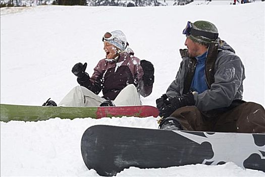 中年,夫妻,坐,雪,滑雪板