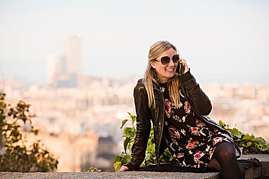 女性,游客,坐,墙壁,制作,智能手机,通话,巴塞罗那,西班牙