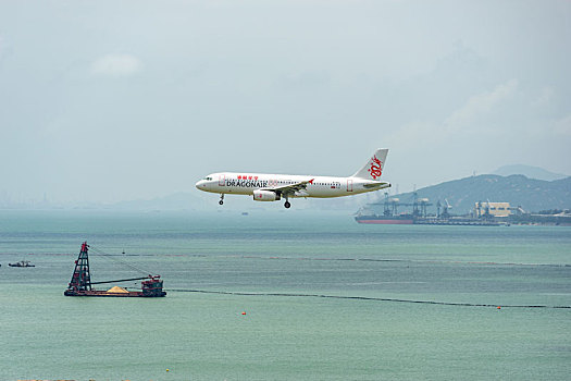 一架港龙航空的客机正降落在香港国际机场