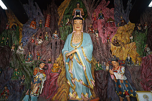 九华山道教天神与佛教菩萨木雕群像