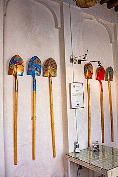 阿联酋迪拜阿法迪历史区网红,mqna沙特,诗的灵感,饭店里民间艺术家展示的金铲子