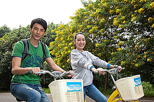 年轻大学生在校园里骑车