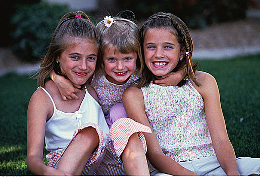 肖像,三个女孩,坐,户外