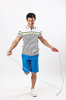 一个穿休闲装跳绳的青年男士