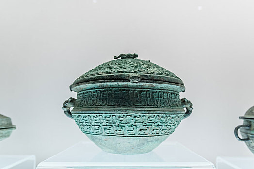 上海博物馆的春秋中期交龙纹盆